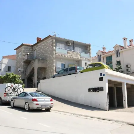 Mateo Apartment Split