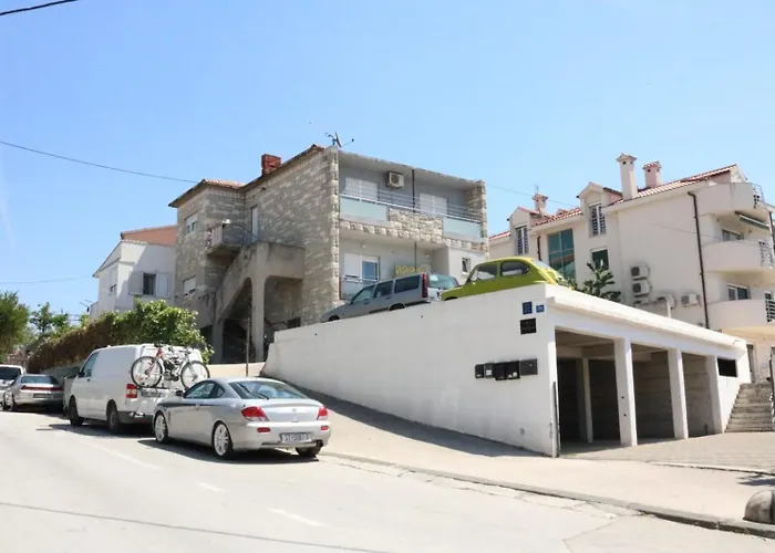 Mateo Apartment Split