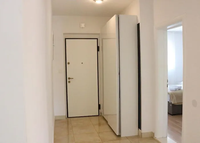 Mateo Apartment Split