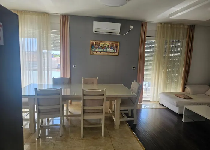 Mateo Apartment Split