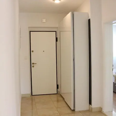 Mateo Apartment Split