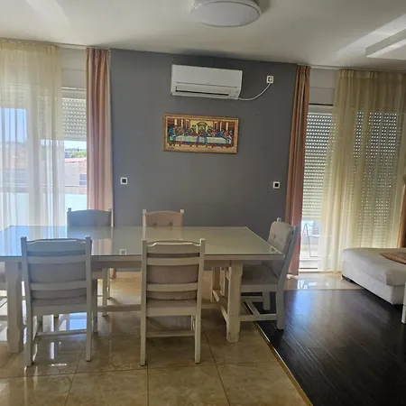 Mateo Apartment Split